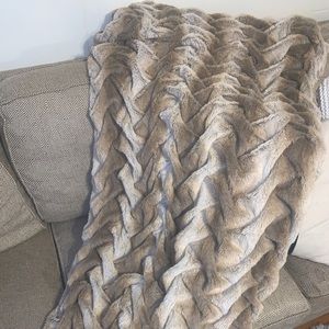 Z gallerie Oslo throw- perfect condition